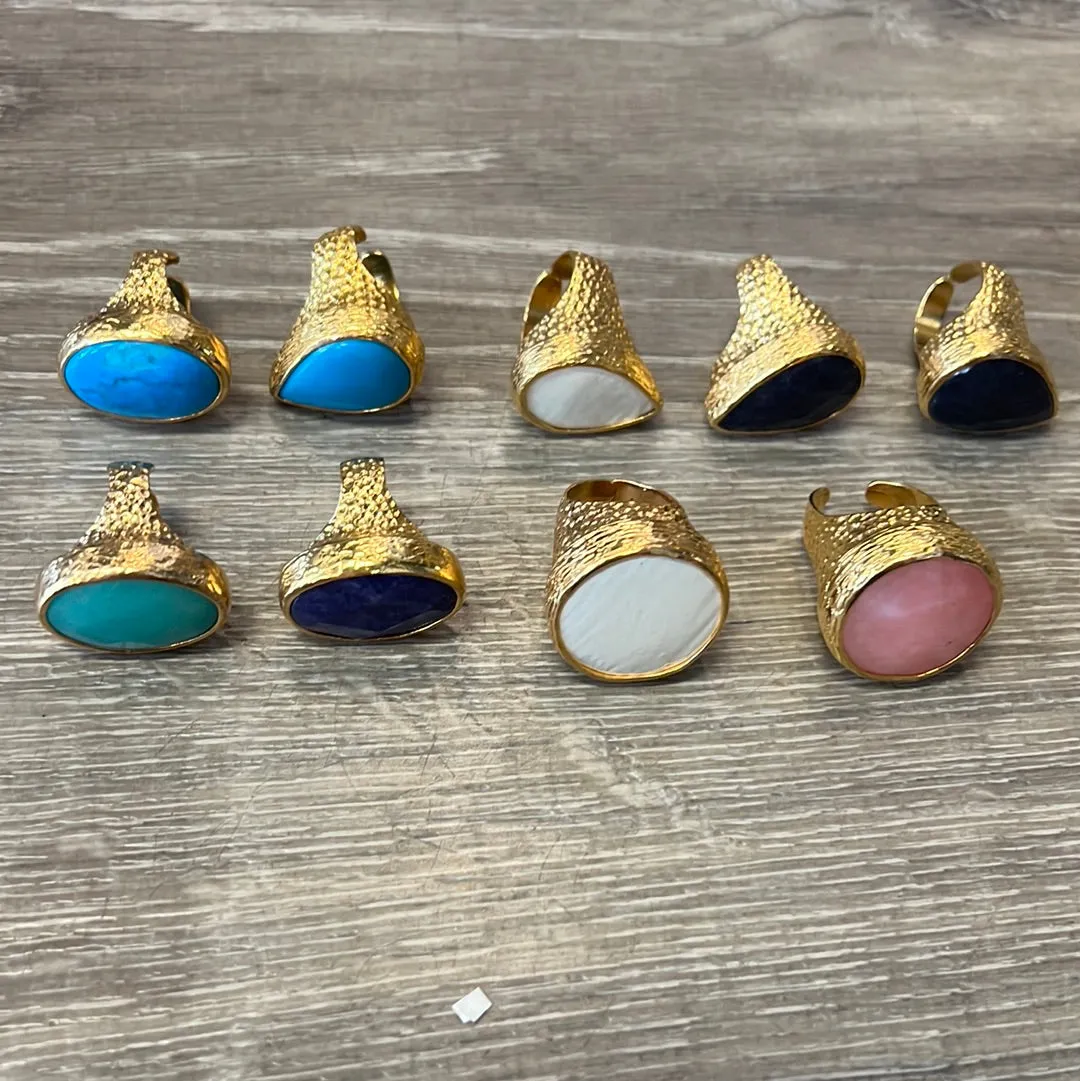 Cocktail pounded gold ring