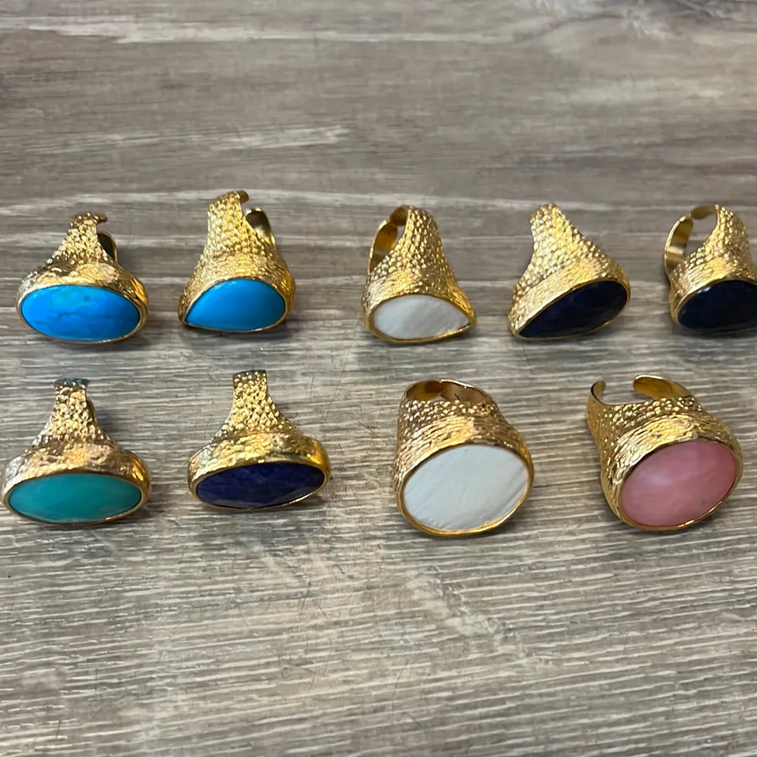 Cocktail pounded gold ring