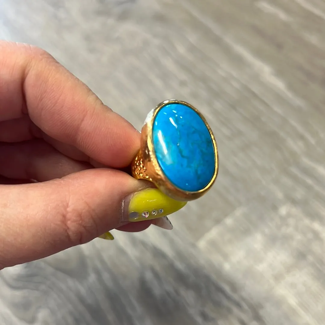 Cocktail pounded gold ring