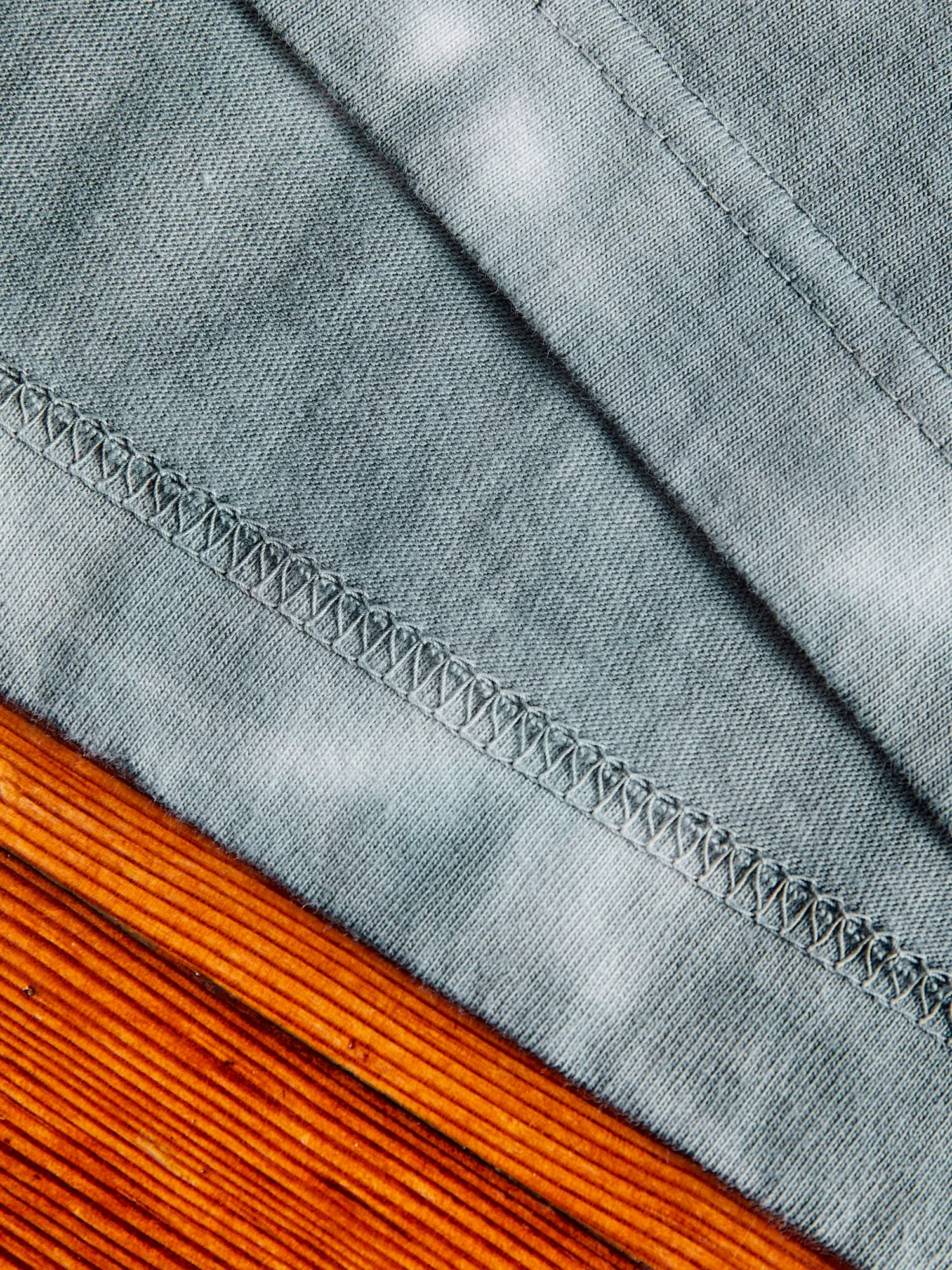 Stratum Tie-Dye Border T-Shirt in Grey