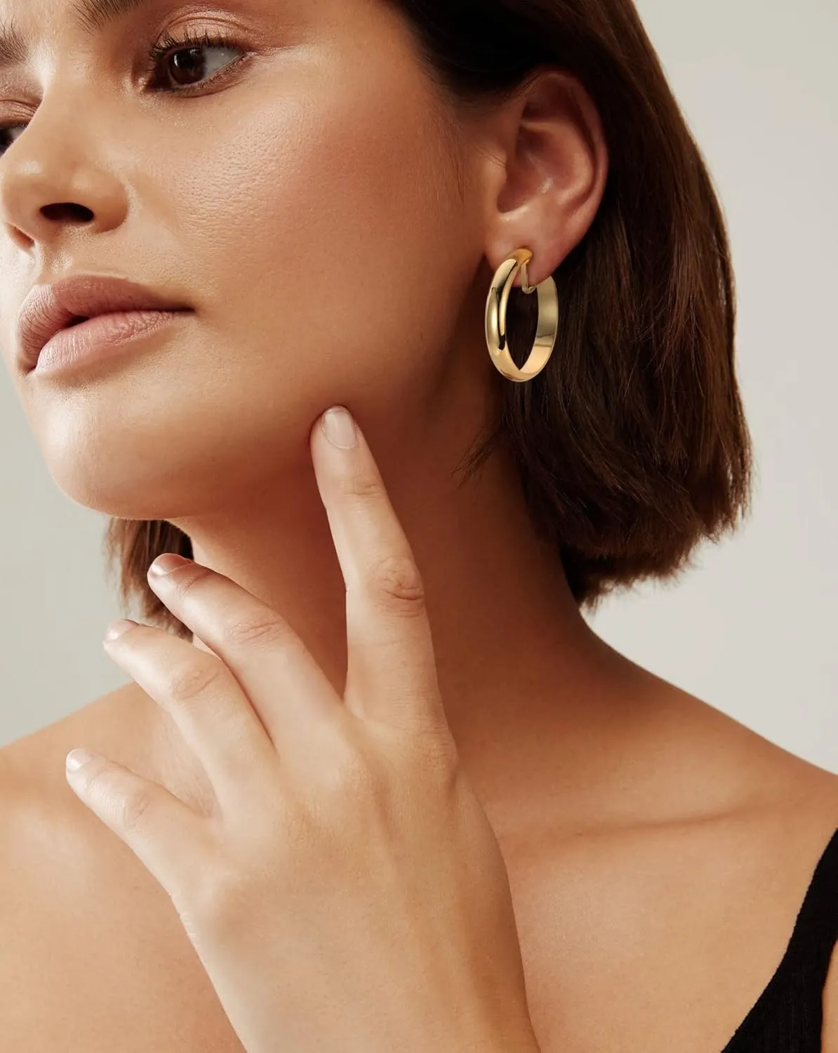 WOWORAMA Gold Clip On Hoop Earrings for Women - Classic Large Chunky Hoops - Non Pierced Minimalistic Clip Earrings